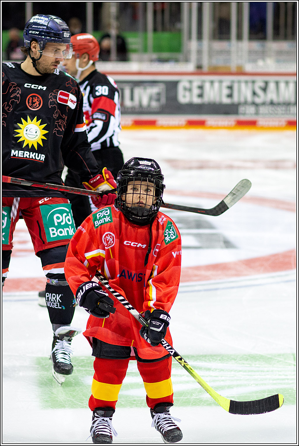 PENNY DEL Viertelfinale 4. Spiel; Duesseldorfer EG - Red Bull Muenchen; Duesseldorf, 16.04.2022